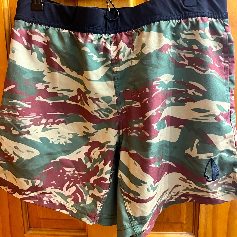 Men’s TACHUNTFISH athletic shorts. L. Camo print
